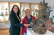 Anna Lena Dörr mit Lydia Unger, Leiterin des Buddha Museums (angesiedelt in der ehemaligen Jugendstilkellerei Kayser am Trarbacher Moselufer). Anna Lena Dörr mit Lydia Unger, Leiterin des Buddha Museums (angesiedelt in der ehemaligen Jugendstilkellerei Kayser am Trarbacher Moselufer).