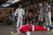 Der Weihnachtsmann ist tot! Claus Bretzinger, der Chef der Weihnachtsmannzentrale, wurde erschlagen und Rechtsmediziner Dr. Benedikt Förster (Florian Wünsche, l.) sowie KTU-Leiter Jan Arnaud (Mike Zaka Sommerfeldt, r.) suchen am Tatort nach fallrelevanten Spuren. Für die Kommissare Martina Seiffert (Astrid M. Fünderich, 2.v.r.) und Jo Stoll (Peter Ketnath, M.) stellt sich die Frage, wer zu so einer Tat fähig ist. Der Weihnachtsmann ist tot! Claus Bretzinger, der Chef der Weihnachtsmannzentrale, wurde erschlagen und Rechtsmediziner Dr. Benedikt Förster (Florian Wünsche, l.) sowie KTU-Leiter Jan Arnaud (Mike Zaka Sommerfeldt, r.) suchen am Tatort nach fallrelevanten Spuren. Für die Kommissare Martina Seiffert (Astrid M. Fünderich, 2.v.r.) und Jo Stoll (Peter Ketnath, M.) stellt sich die Frage, wer zu so einer Tat fähig ist.