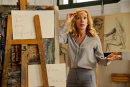 Anne (Katja Flint) versucht sich an einem neuen Hobby und scheitert als Malerin.