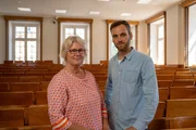 Sozialpsychologin Prof. Eva Jonas (l.) spricht mit Psychologe Leon Windscheid (r.) über die psychischen Auswirkungen von existenziellen Bedrohungen wie Krieg. Warum übernehmen manche Verantwortung, während andere sich zurückziehen? Und was beeinflusst unsere Entscheidung, wenn aus einer abstrakten Gefahr plötzlich eine reale wird? Sozialpsychologin Prof. Eva Jonas (l.) spricht mit Psychologe Leon Windscheid (r.) über die psychischen Auswirkungen von existenziellen Bedrohungen wie Krieg. Warum übernehmen manche Verantwortung, während andere sich zurückziehen? Und was beeinflusst unsere Entscheidung, wenn aus einer abstrakten Gefahr plötzlich eine reale wird?