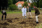 Girwidz ist sich sicher- sie werden etwas Illegales finden&hellip; (v.li.: G&auml;rtner (Klaus Stiglmeier), Reimund Girwidz (Michael Brandner), Franz Hubert (Christian Tramitz), Gerhard Sonner (Stefan Wilkening))