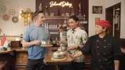 Angga Lesmana (l.) und Kadek Suarini (M.) zeigen Host Eric Mayer (l.), wie man Tempeh am besten zubereitet. Angga Lesmana (l.) und Kadek Suarini (M.) zeigen Host Eric Mayer (l.), wie man Tempeh am besten zubereitet.