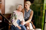 Oma Hedwig (Dorothea Walda, l.) versucht es mit dem Führerschein. Sie will Saskia (Rike Schmid, r.) beweisen, dass sie noch nicht zum alten Eisen gehört. Oma Hedwig (Dorothea Walda, l.) versucht es mit dem Führerschein. Sie will Saskia (Rike Schmid, r.) beweisen, dass sie noch nicht zum alten Eisen gehört.