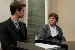 W&auml;hrend Mark Zuckerberg (Jesse Eisenberg, r.) an seiner eigenen Webseite, die er thefacebook.com nennt, arbeitet, schafft sein bester Freund Eduardo Saverin (Andrew Garfield, l.) das notwendige Kapital ran. Daf&uuml;r wird er sp&auml;ter Chief Financial Officer von Facebook ...