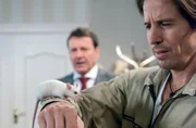 Gunter (Hermann Toelcke, l.) und Ben (Hakim-Michael Meziani, r.) sind ratlos, wie sie dem Rockstar Tiger Rat seine entlaufene Ratte wiederbeschaffen sollen. Auf das Ratten-Double aus der Zoohandlung ist er jedenfalls nicht hereingefallen.