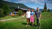 Von links: Adrian Me&szlig;mer, Katharina Pscheidl und Marcus Fahn vor der Oswaldh&uuml;tte.