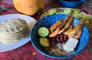 Knoblauchgarnelen aus El Salvador: Sie werden mit einer So&szlig;e aus Garnelenbr&uuml;he, Margarine, Knoblauch und Koriander &uuml;bergossen und dann kurz angebraten.