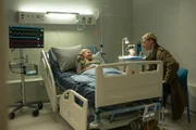 Christian Karanz (Rick Okon, r.) stattet Luca Marquard (Hanna Heckt, l.) einen Besuch im Krankenhaus ab. Christian Karanz (Rick Okon, r.) stattet Luca Marquard (Hanna Heckt, l.) einen Besuch im Krankenhaus ab.