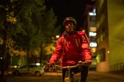 Ibraahin (Nasir Farah Dhagole) nimmt einen Job bei einem Food-Lieferservice an, um in einem Mordfall zu recherchieren. Ibraahin (Nasir Farah Dhagole) nimmt einen Job bei einem Food-Lieferservice an, um in einem Mordfall zu recherchieren.