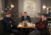 Theo (Frederic Böhle, r.) versucht krampfhaft, vor Lutz (Simon Mantei, l.) und Torben (Joachim Kretzer, M.) seinen Stress mit dem Handydealer zu verbergen. Theo (Frederic Böhle, r.) versucht krampfhaft, vor Lutz (Simon Mantei, l.) und Torben (Joachim Kretzer, M.) seinen Stress mit dem Handydealer zu verbergen.