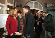 Jana (Jenny J&uuml;rgens, l.) ist v&ouml;llig &uuml;berrumpelt, als Maurice (Johannes Brandrup, 3.v.r. mit Komparsen, r.) sie ungefragt mit einer Homestory f&uuml;r die People-Presse konfrontiert (mit Anja Franke, 2.v.l.).