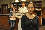 Patrick will sich von Tamars Absage nicht entmutigen lassen. Von links: Gregor Brunner (Holger M. Wilhelm), Katharina Benninger (Carina Dengler), Patrick Westenrieder (Lucas Bauer) und Tamar (Irina Kurbanova).