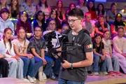 Achtung Aufnahme! Kamerakind Joshua kann schon richtig gut mit der Kamera umgehen. Achtung Aufnahme! Kamerakind Joshua kann schon richtig gut mit der Kamera umgehen.