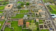 In Pompeji lebte der größte Teil der Bevölkerung unter beengten Verhältnissen. Viele wohnten in Ein- oder Zweizimmerwohnungen über einem Ladenlokal. In Pompeji lebte der größte Teil der Bevölkerung unter beengten Verhältnissen. Viele wohnten in Ein- oder Zweizimmerwohnungen über einem Ladenlokal.