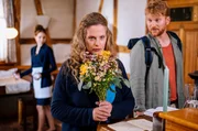 Toni (Diana Amft) bekommt Blumen von ihrem neuen Küchenchef Sebastian (Lucas Prisor). Toni (Diana Amft) bekommt Blumen von ihrem neuen Küchenchef Sebastian (Lucas Prisor).