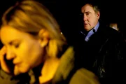 Reporterin Annika Bengtzon (Malin Crépin) ahnt nicht, dass der Archivar Hans Blomgren (Göran Forsmark) ein militanter Politaktivist ist. Reporterin Annika Bengtzon (Malin Crépin) ahnt nicht, dass der Archivar Hans Blomgren (Göran Forsmark) ein militanter Politaktivist ist.