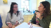 Die Bauretter wollen Alexandra (li.) und ihrer Familie helfen. Das Team von John Kosmalla stellt Küche, Bad, Kinderzimmer, Wohnzimmer und Flur fertig, während Manuela Reibold-Rolinger (re.) dem Bauunternehmer auf den Zahn fühlt. Wird es ihr gelingen, alle Parteien an einen Tisch zu bekommen? Die Bauretter wollen Alexandra (li.) und ihrer Familie helfen. Das Team von John Kosmalla stellt Küche, Bad, Kinderzimmer, Wohnzimmer und Flur fertig, während Manuela Reibold-Rolinger (re.) dem Bauunternehmer auf den Zahn fühlt. Wird es ihr gelingen, alle Parteien an einen Tisch zu bekommen?