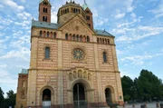 Die Westfassade des Speyerer Doms ist eine neo-romanische Zutat aus der Mitte des 19. Jahrhunderts, als der Bayernkönig Ludwig I. sich entschließt, den Dom zu ‚einem Denkmal der großen deutschen Geschichte‘ zu machen und die Fassade von Heinrich Hübsch komplett neu entwerfen zu lassen. Die Westfassade des Speyerer Doms ist eine neo-romanische Zutat aus der Mitte des 19. Jahrhunderts, als der Bayernkönig Ludwig I. sich entschließt, den Dom zu ‚einem Denkmal der großen deutschen Geschichte‘ zu machen und die Fassade von Heinrich Hübsch komplett neu entwerfen zu lassen.