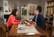 Torben (Joachim Kretzer, r.) ist schwer getroffen, als Anne (Caroline Kiesewetter, l.) ihm sagt, dass ihr Lebensgef&auml;hrte f&uuml;r Max mehr Vater ist als Torben.