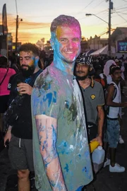 Nicolas Senn (M.) an der J'Ouvert, der spektakul&auml;ren Er&ouml;ffnungsnacht des Karnevals von Trinidad