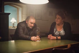 Kriminalkommissar Kreuzeder (Sigi Zimmerschied) ist f&uuml;r Kellnerin Gerda (Luise Kinseher) immer ein guter Ansprechpartner.