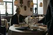 Christian Karanz (Rick Okon) genießt den Triumph, überzeugt, bald an der Spitze des Familienunternehmens zu stehen. Christian Karanz (Rick Okon) genießt den Triumph, überzeugt, bald an der Spitze des Familienunternehmens zu stehen.