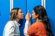 Victoria (Lea Zo&euml; Voss, l.) und Sami (Sogol Faghani, r.) suchen gemeinsam nach Beweisen und kommen sich n&auml;her als gewollt.