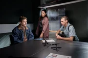 Milosz Dudek (Matthias Zera, l.) wollte Schwiegervater Ewald finanziell aushelfen – und schmuggelte zwei Dutzend Kugelbomben aus Polen nach Deutschland. Moritz Brenner (Johannes Hendrik, r.) und Kim Nowak (Amy Mußul, M.) befragen ihn. Milosz Dudek (Matthias Zera, l.) wollte Schwiegervater Ewald finanziell aushelfen – und schmuggelte zwei Dutzend Kugelbomben aus Polen nach Deutschland. Moritz Brenner (Johannes Hendrik, r.) und Kim Nowak (Amy Mußul, M.) befragen ihn.