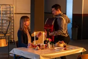 Antonia (Tina Goldschmidt, l) aus der Parallelklasse und Andreas (Klaus Steinbacher, r.) haben ihr erstes Date in der Kantine.