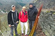Anna Lena Dörr mit Winzer Martin Müllen und seinem Sohn Jonas beim Rebenbinden auf dem Steilhangwingert "Trarbacher Hühnerberg". Anna Lena Dörr mit Winzer Martin Müllen und seinem Sohn Jonas beim Rebenbinden auf dem Steilhangwingert "Trarbacher Hühnerberg".