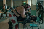 Die Teilnehmenden haben die Qualifikation überstanden und dürfen nun verraten, welcher Wunsch ihnen im Falle eines Sieges erfüllt werden soll. In der Kantine kommt es jedoch zu Spannungen zwischen Sweet Tooth (Joe Seanoa, l.) und Mr. Grimm (Richard de Klerk, r.), da insbesondere Mr. Grimm den Clown immer wieder provoziert. Die Teilnehmenden haben die Qualifikation überstanden und dürfen nun verraten, welcher Wunsch ihnen im Falle eines Sieges erfüllt werden soll. In der Kantine kommt es jedoch zu Spannungen zwischen Sweet Tooth (Joe Seanoa, l.) und Mr. Grimm (Richard de Klerk, r.), da insbesondere Mr. Grimm den Clown immer wieder provoziert.