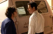 FBI Agent Don (Rob Morrow, r.) will einen Serienvergewaltiger zur Strecke bringen, doch er hat keine handfeste Spur. Sein Bruder Charlie (David Krumholtz, l.), eine Mathematikgenie, hilft ihm diesen Fall zu l&ouml;sen ...