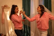 Noch gibt es Grund zu feiern: Die angehende Braut Julia Thiele (Silvana Damm, r.) und ihre Trauzeugin Ramona Taheri (Gamze Senol, l.) stoßen in der Hochzeitsvilla auf das morgige Fest an. In derselben Nacht wird jedoch in der Villa die Trauzeugin und beste Freundin des Bräutigams ermordet und so geraten nicht nur die beiden Frauen, sondern auch der Bräutigam sowie der Hochzeitsplaner unter Tatverdacht. Noch gibt es Grund zu feiern: Die angehende Braut Julia Thiele (Silvana Damm, r.) und ihre Trauzeugin Ramona Taheri (Gamze Senol, l.) stoßen in der Hochzeitsvilla auf das morgige Fest an. In derselben Nacht wird jedoch in der Villa die Trauzeugin und beste Freundin des Bräutigams ermordet und so geraten nicht nur die beiden Frauen, sondern auch der Bräutigam sowie der Hochzeitsplaner unter Tatverdacht.