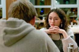 Beim Abendessen kommt es zum Streit: Johanna (Emily Kusche) ist w&uuml;tend auf Finn (Enzo Brumm), weil er den Hund vergessen hat.