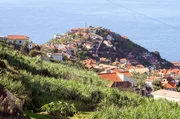 Eine gr&uuml;ne Insel zwischen endlosem Blau: Madeira liegt im Nordatlantik westlich von Marokko. Zusammen mit weiteren Inseln bildet sie eine autonome Region von Portugal.