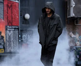Weil er wegen Mordes gesucht wird, muss Dr. Michael Morbius (Jared Leto) untertauchen.