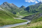 Unterwegs in der Greinaebene: Das Hüttenteam auf dem Weg zur Übernahme der Terrihütte. Unterwegs in der Greinaebene: Das Hüttenteam auf dem Weg zur Übernahme der Terrihütte.