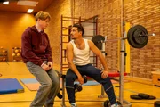 Asel (Lukas Zumbrock, l.) versucht seinen besten Kumpel Andreas (Klaus Steinbacher, r.) wieder aufzubauen. Asel (Lukas Zumbrock, l.) versucht seinen besten Kumpel Andreas (Klaus Steinbacher, r.) wieder aufzubauen.
