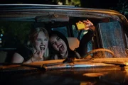 Die Außenseiterinnen Kelly (Morgan Douglas, l.) und Raven (Halle Tator, r.) schmieden auf einer Party einen üblen Streich. Doch die Aktion hat unerwartete Folgen, die insbesondere Raven bis in die Gegenwart verfolgen. Die Außenseiterinnen Kelly (Morgan Douglas, l.) und Raven (Halle Tator, r.) schmieden auf einer Party einen üblen Streich. Doch die Aktion hat unerwartete Folgen, die insbesondere Raven bis in die Gegenwart verfolgen.