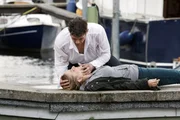 Jonas (Roy Peter Link, l.) zieht die bewusstlose Anna (Jeanette Biedermann, liegend) aus dem Wasser. Kann er sie noch rechtzeitig retten ...?