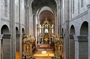 Das Wormser-Dom-Feeling in zweifacher Weise: Der Blick in die Höhe vermittelt einen romanisch-strengen Raumeindruck, der Blick in die Tiefe einen lebendig-barocken. Das Wormser-Dom-Feeling in zweifacher Weise: Der Blick in die Höhe vermittelt einen romanisch-strengen Raumeindruck, der Blick in die Tiefe einen lebendig-barocken.