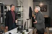 Thomas (Gerry Hungbauer, r.) versucht Sebastian (Klaus Zmorek, l.) zu &uuml;berzeugen, dass die Absage des Vorstellungsgespr&auml;chs in Texas ein Fehler w&auml;re.