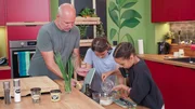 Maya, Alissa und Mayas Papa Michael kochen heute Falafel mit Topfen-Sauerrahm-Dip und buntem Salat. Maya, Alissa und Mayas Papa Michael kochen heute Falafel mit Topfen-Sauerrahm-Dip und buntem Salat.