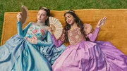 Lady Sarah (Twinkle Jaiswal, r.) träumt von einer Karriere als Schauspielerin. Doch Frauen dürfen bislang nicht auf der Bühne stehen. Lady Jane (Georgia Farrow, l.) kann mit Sarahs Eitelkeiten nicht viel anfangen. Lady Sarah (Twinkle Jaiswal, r.) träumt von einer Karriere als Schauspielerin. Doch Frauen dürfen bislang nicht auf der Bühne stehen. Lady Jane (Georgia Farrow, l.) kann mit Sarahs Eitelkeiten nicht viel anfangen.