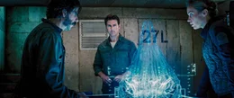 Als die Welt von einer feindlichen und den Menschen weit &uuml;berlegenen Alienrasse &uuml;berfallen wird, liegt es an Major Bill Cage (Tom Cruise, M.), Sergeant Rita Vrataski (Emily Blunt, r.) und Dr. Carter (Noah Taylor, l.), den Mechanismus der au&szlig;erirdischen Wesen zu durchschauen und die Welt zu retten ...