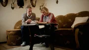 Martin Leidenfrost und Marta Šoltísová gehen gemeinsam die Akten zu Denisas Tod durch. Martin Leidenfrost und Marta Šoltísová gehen gemeinsam die Akten zu Denisas Tod durch.