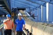 Willi mit Wolfgang Vogl, dem Werksleiter der Zuckerfabrik Plattling (S&uuml;dzucker), neben dem F&ouml;rderband.