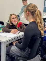 Lena holt sich letzte Tipps von den Schülerinnen und Schülern. Lena holt sich letzte Tipps von den Schülerinnen und Schülern.