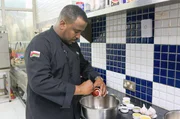 K&uuml;chenchef Nader Al Aisari bereitet Omans traditionelles Festgericht zu.