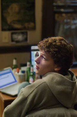 Sechs Jahre nachdem Mark Zuckerberg (Jesse Eisenberg) das soziale Netzwerk Facebook erschaffen hat, ist er der j&uuml;ngste Milliard&auml;r der Welt - und hat nicht nur Fans: Mitstudenten wollen auch etwas vom Kuchen abhaben, weil sie die Idee zu Facebook noch vor dem Gr&uuml;nder gehabt haben wollen ...